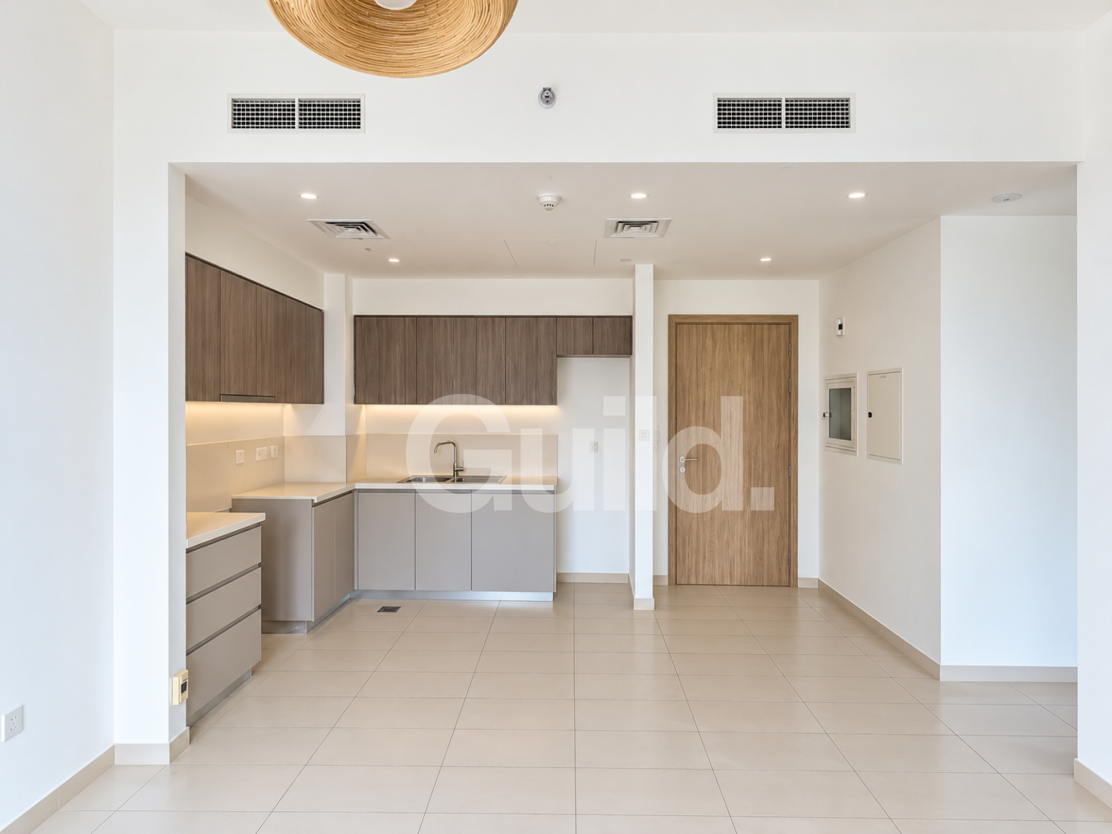 Mid Unit | Boulevard View | Vacant | Spacious — photo 2