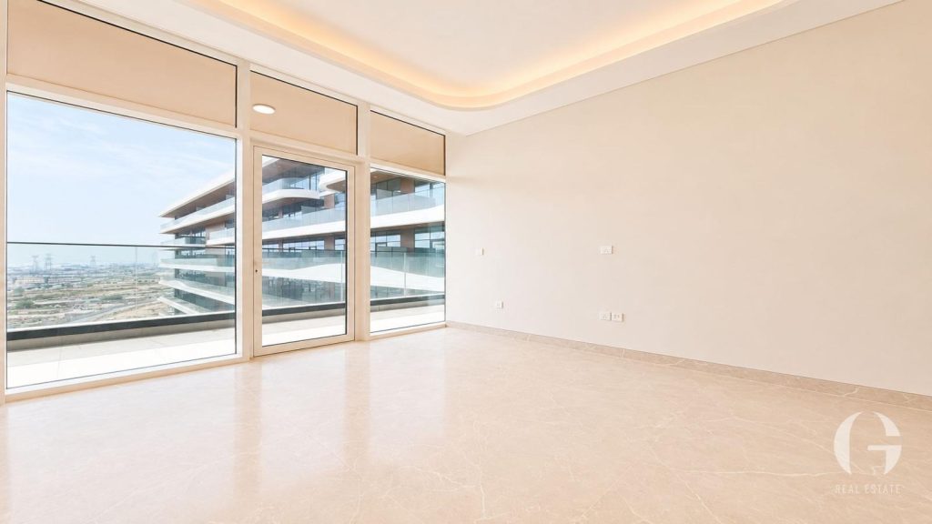 Pool View | Prime Location | Vacant | Spacious — photo 2