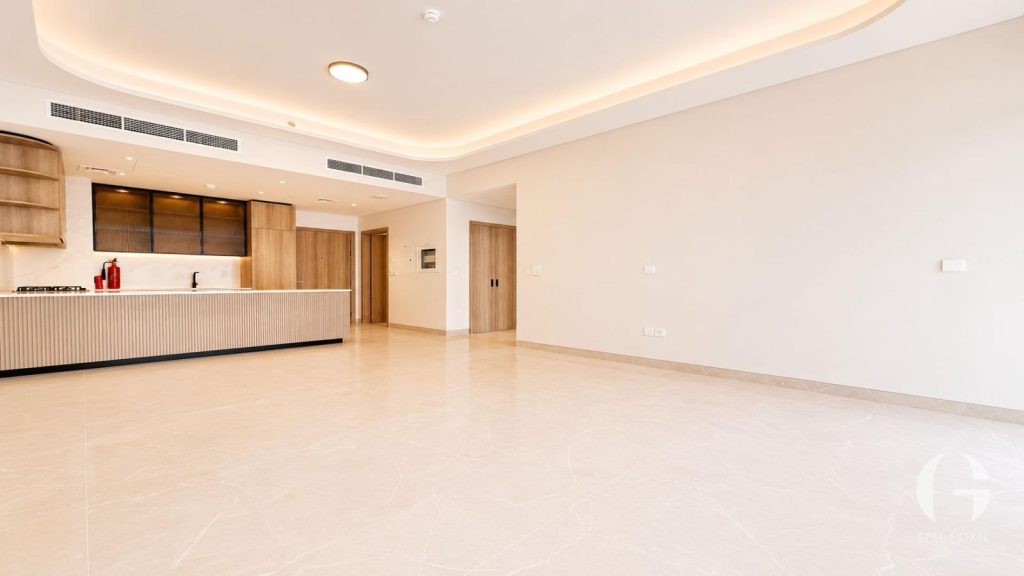 Pool View | Prime Location | Vacant | Spacious — photo 4