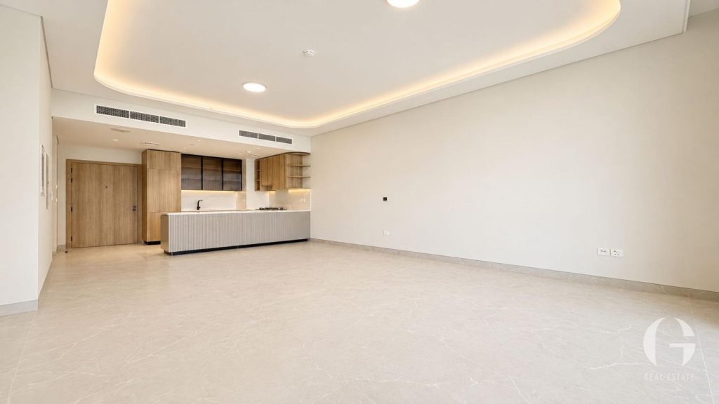 Corner Unit | Prime Location | Vacant | Spacious — photo 3