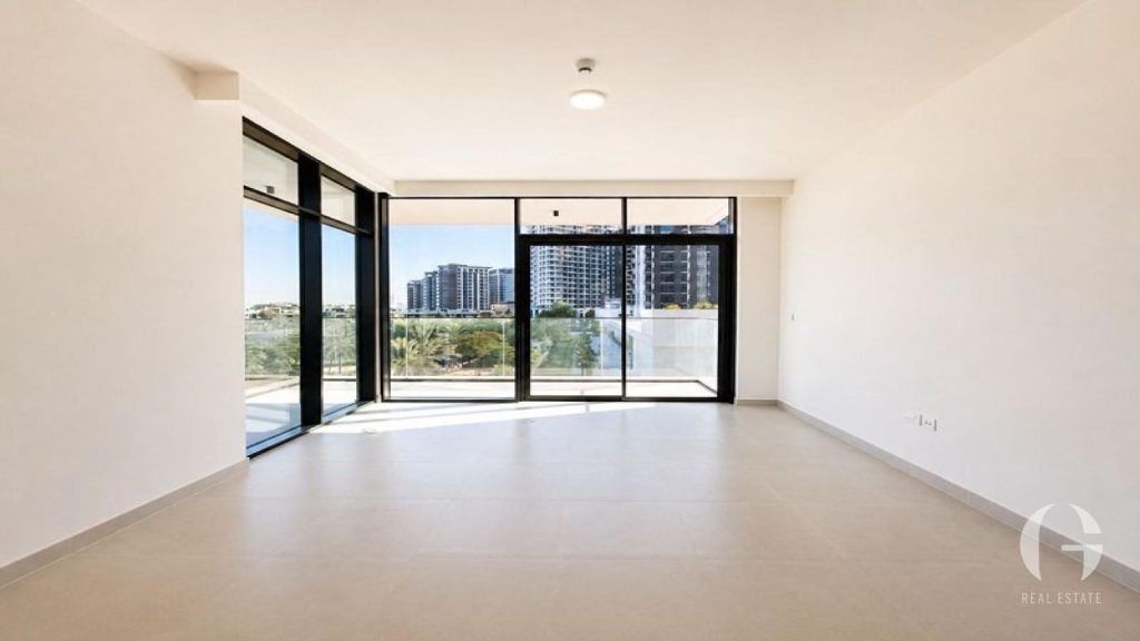 Corner Unit | Prime Location | Vacant | Spacious — photo 2