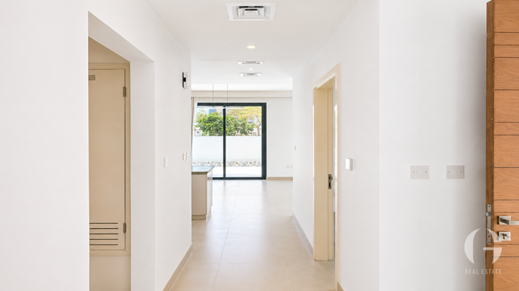 Spacious | Prime Location | Corner Unit | Upgraded — photo 4