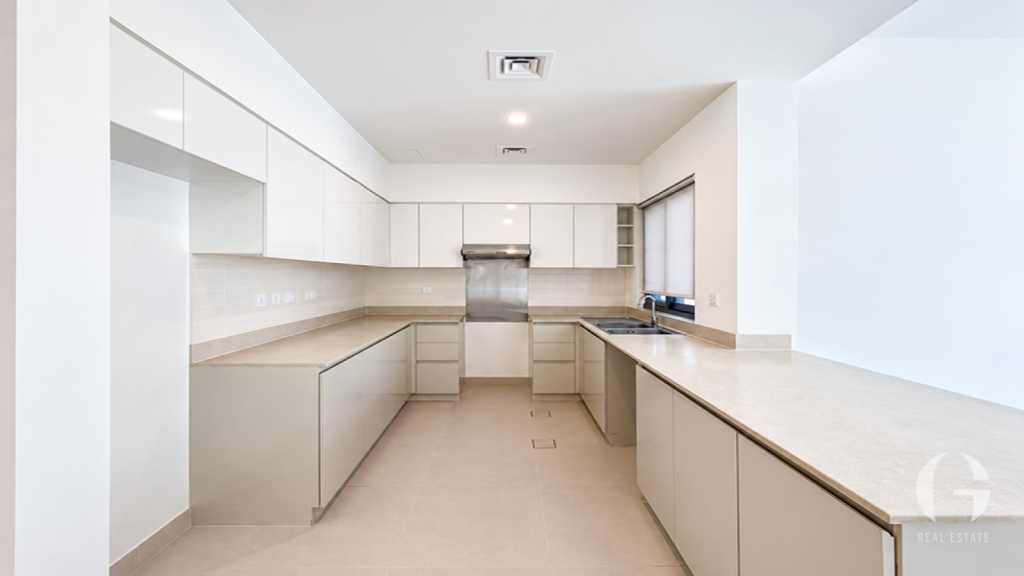 Spacious | Prime Location | Corner Unit | Upgraded — photo 2