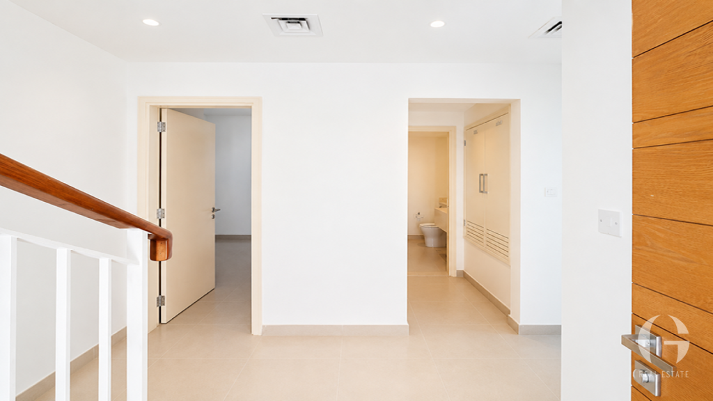 Spacious | Prime Location | Corner Unit | Upgraded — photo 3