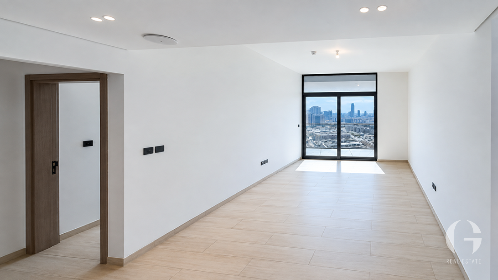 Spacious | Prime Location | Private Balcony — photo 2