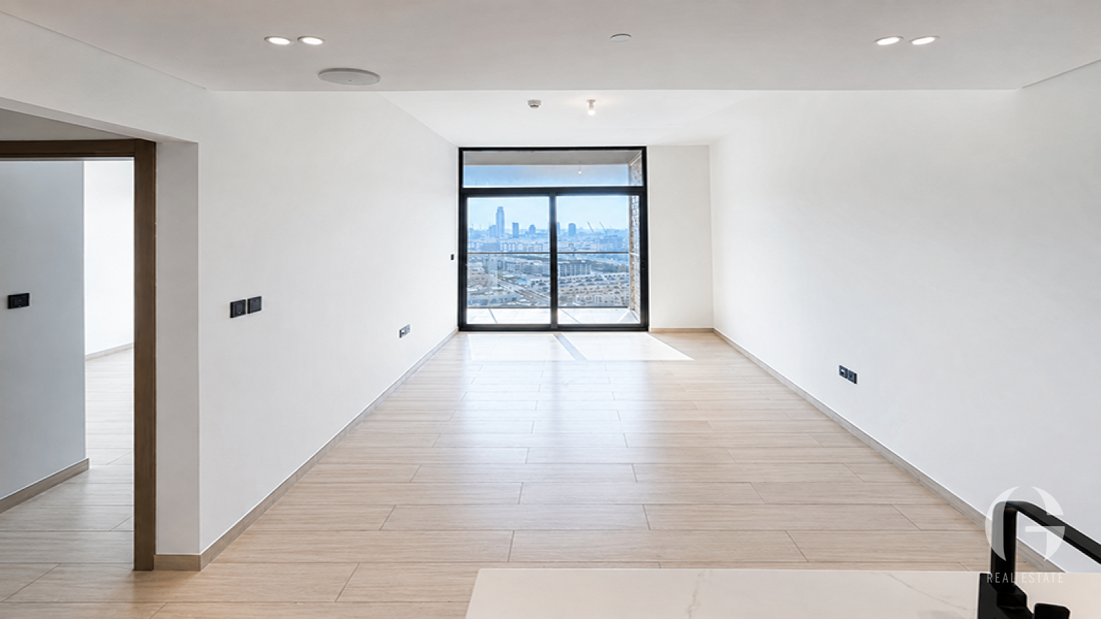 Spacious | Prime Location | Private Balcony — photo 3