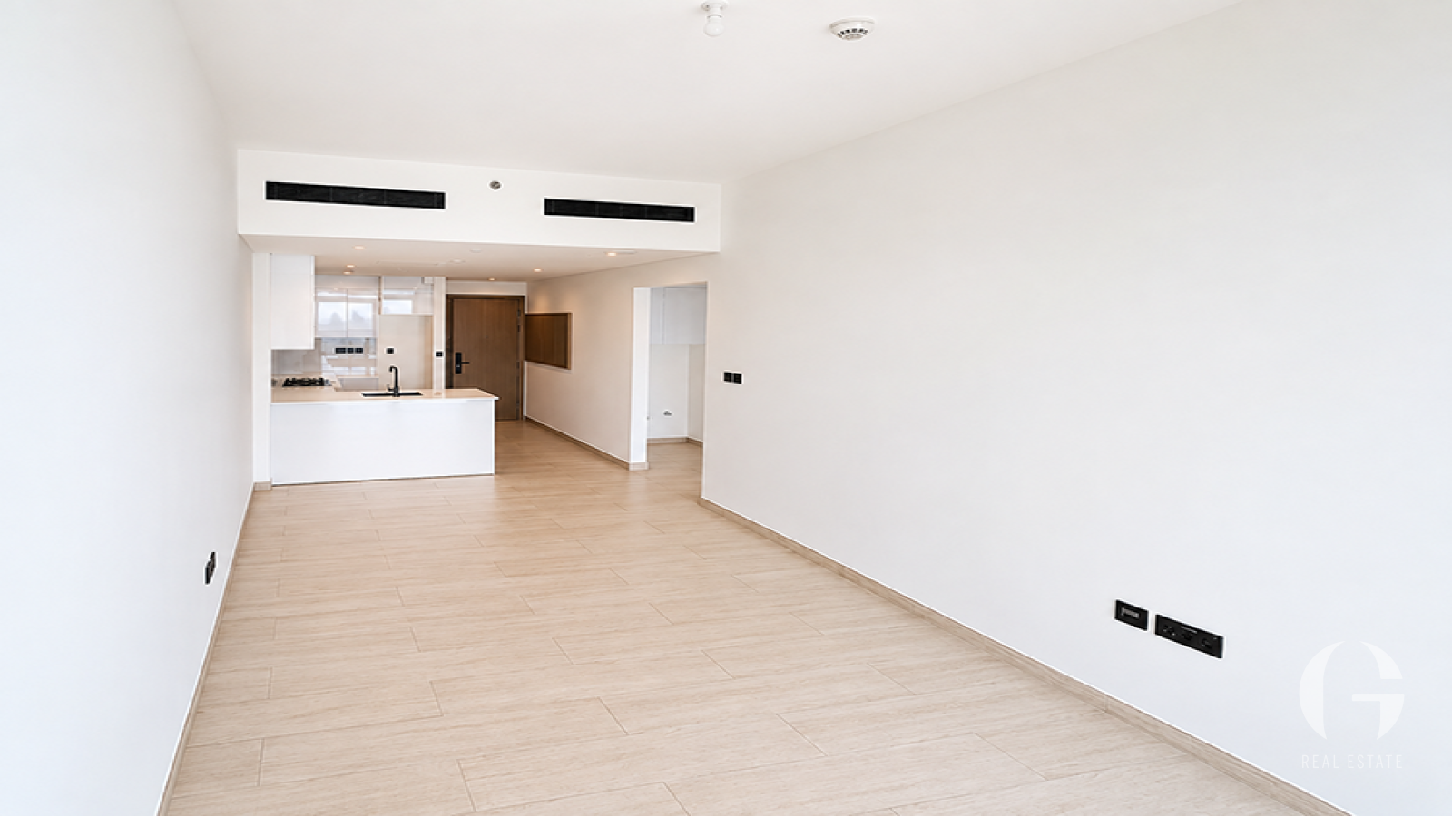 Spacious | Prime Location | Private Balcony — photo 4