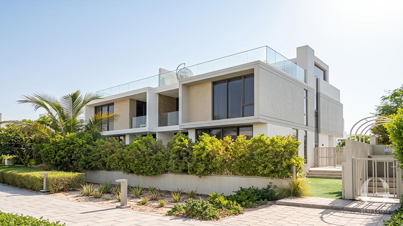 Upgraded 3BR | Single Row | Landscaped | Spacious