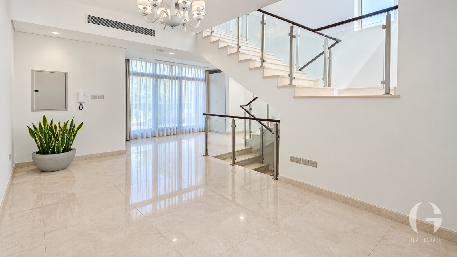 Upgraded | 3 Bed Plus Maid | Landscaped | Spacious — photo 4