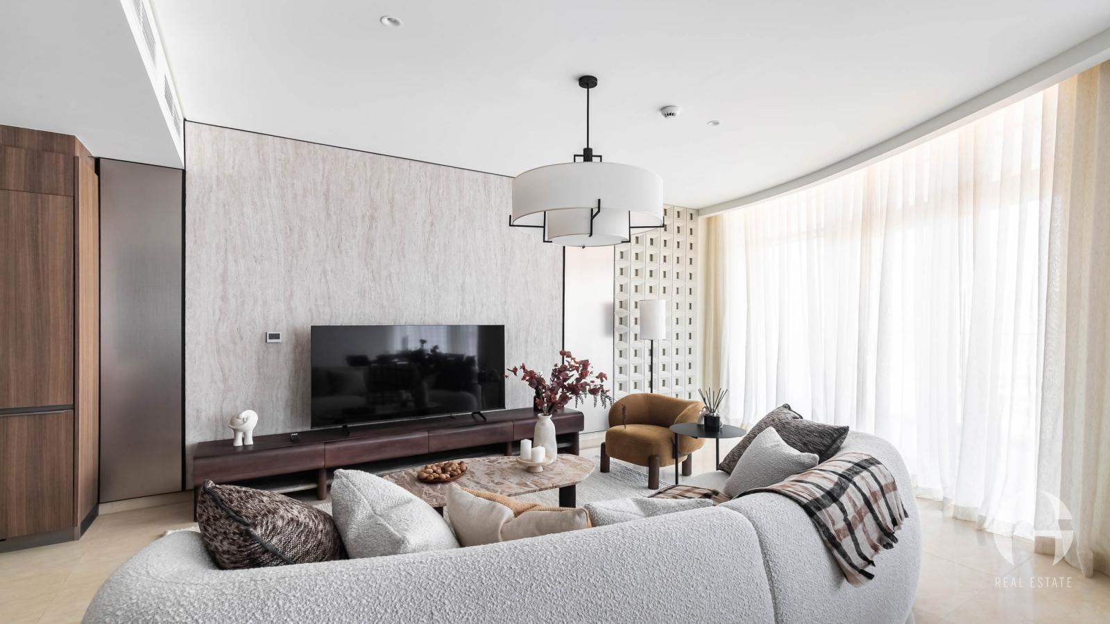 Luxury Living | Well Maintained | Rare Opportunity — photo 2